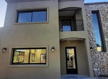 Casa · 152m² · 5 Ambientes · Casa en Venta - 3 Dorm. 3 Baños - 200 m² - Ciudad Náutica, José C. Paz