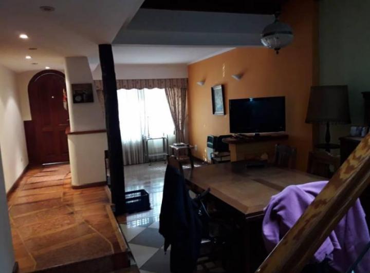 Casa · 220m² · 5 Dormitorios · 1 Cochera