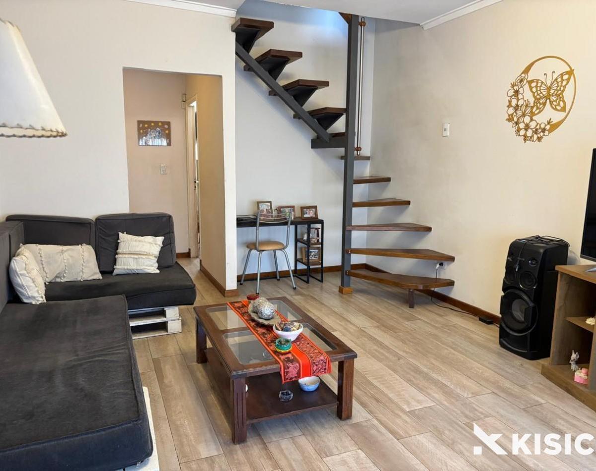 Hermosa casa desarrollada en dos plantas. Lote de 10 x 23 mts.