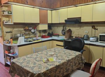 Casa · 129m² · 3 Ambientes · 1 Cochera · Casa a La Venta en Sarandi