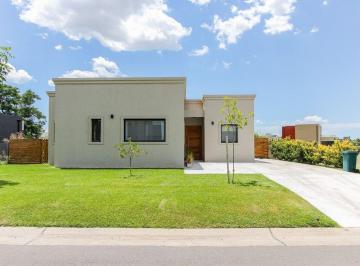 Casa · 114m² · 3 Ambientes · 1 Cochera · Casa Venta Sta Lucía Pilar Lote Central C/ Pileta