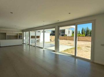 Casa · 155m² · 4 Ambientes · 2 Cocheras · Casa en Venta en Barrio Privado Luján. a Estrenar