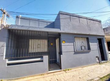 Casa · 72m² · 3 Ambientes · Alquiler Casa 3 Ambientes con Patio Bernal Oeste