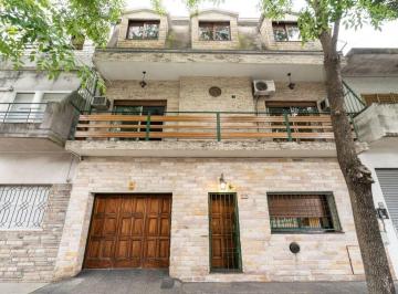 Casa · 174m² · 4 Ambientes · 1 Cochera · Casa Lote Propio Tres Plantas 4 Amb Monte Castro