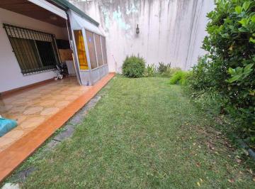 Casa · 122m² · 3 Ambientes · 1 Cochera · Casa Lote Propio, Jardin y Cochera