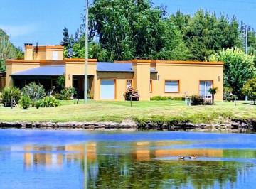 Casa · 240m² · 4 Ambientes · 1 Cochera · Casa 4 Ambientes en Venta Chacras de Uribelarrea
