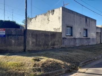 Casa · 98m² · 4 Ambientes · 1 Cochera · Casa en Venta a Remodelar - La Emilia