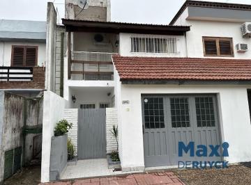 Casa · 80m² · 33 Ambientes · 2 Cocheras · Duplex 3 Ambientes con Pileta, Muy Buenos Accesos