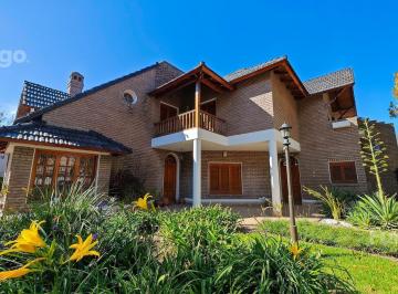 Casa · 361m² · 8 Ambientes · 2 Cocheras · Casa Céntrica en Pérez