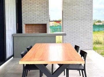 Casa · 126m² · 4 Ambientes · 2 Cocheras · Casa 2 Dorm. con Piscina || B° Las Casuarinas - Ibarlucea
