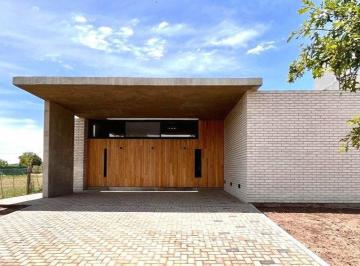 Casa · 126m² · 4 Ambientes · 2 Cocheras · Casa 2 Dorm. con Piscina || B° Las Casuarinas - Ibarlucea
