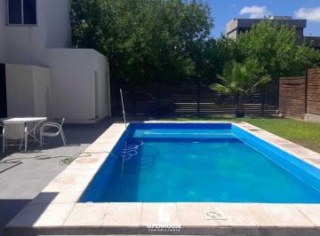 Casa · 330m² · 3 Dormitorios · 4 Cocheras · Openhouse Alquila Hermosa Casa en Barrio Viñas del Torreon, Maipu.