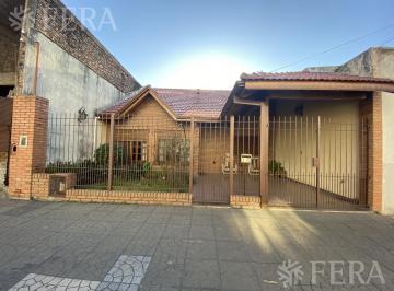 Casa · 80m² · 3 Ambientes · 1 Cochera · Venta de Casa de 3 Ambientes con Cochera en Sarandi