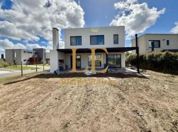 Casa · 200m² · 5 Ambientes · 4 Cocheras · Venta Casa Santa Ana