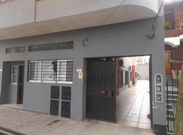 Casa · 30m² · 2 Ambientes · 1 Cochera · Se Alquila PH con Cochera en Olivos.