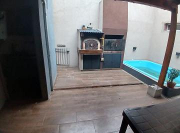 Casa · 140m² · 4 Ambientes · 2 Cocheras · Alquiler Casa 4 Amb con Pileta y Playroom Bernal o