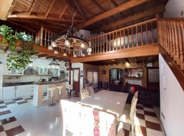 Casa · 240m² · 6 Ambientes · 1 Cochera · Hermosa Casa en Venta Lanus