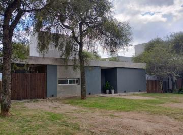 Casa · 120m² · 3 Ambientes · 3 Cocheras · Casa en Venta Valle del Golf