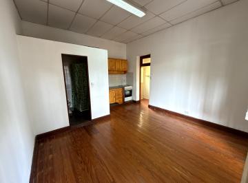 PH de 2 ambientes, Parque Avellaneda · Parque Avellaneda - Tipo Casa 2 Amb. – Al Frente, con Patio – Sin Expensas -