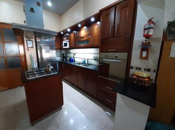 Casa · 196m² · 5 Ambientes · Chalet en Palomar 5 Ambientes 2 Baños Fondo Cochera F: 10287