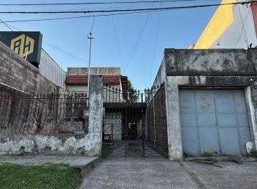 Casa · 262m² · 5 Ambientes · 1 Cochera · Amplio Terreno (Con Casa) Sobre Bvard, Ideal Para Construir un Galpón o Local Comercial