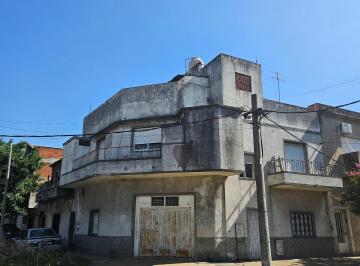 Casa de 4 ambientes, Tres de Febrero · Lote Propio con Unidades en Block + Garage