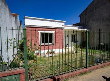 Casa · 301m² · 3 Ambientes · 1 Cochera · Casa Muy Bien Ubicada Alquiler un Año