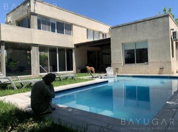 Casa · 200m² · 4 Ambientes · 5 Cocheras · Venta - Casa en Barrio Privado Santa Guadalupe / Pilar del Este