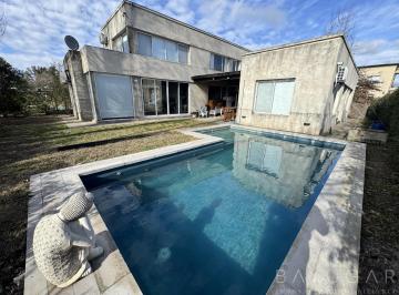 Casa · 220m² · 7 Ambientes · 5 Cocheras · Venta - Casa en Barrio Privado Santa Guadalupe / Pilar del Este