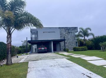 Casa · 220m² · 6 Ambientes · 2 Cocheras · Venta Casa San Sebastian Area 8
