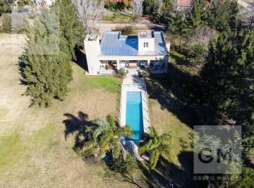Casa · 247m² · 5 Ambientes · 2 Cocheras · Casa en Venta con Pileta, Parrilla y Cochera en Campos de Roca I