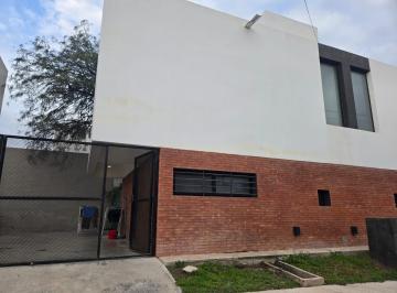 Casa · 130m² · 3 Ambientes · 1 Cochera · Zona La Estanzuela - Duplex 2 Dorm 2 Baños Cochera