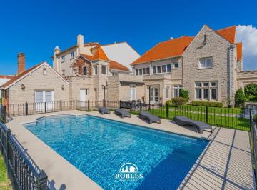Casa · 645m² · 8 Ambientes · Residencia de Estilo, Sobre Importante Lote en Esquina del Exclusivo Barrio Los Troncos