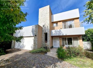 Casa · 205m² · 6 Ambientes · 2 Cocheras · Casa en Venta en Barrio Las Acacias, Hudson. con Escritura. Apta Crédito!