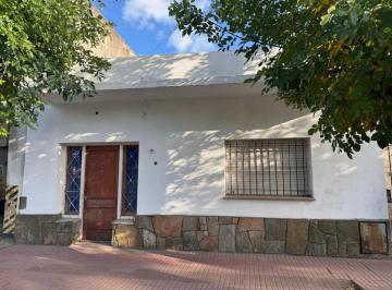 Casa · 130m² · 3 Ambientes · 1 Cochera · Casa de 3 Amb con Patio y 2 Locales Que Puede Usarse Como Cochera. Para Reciclar