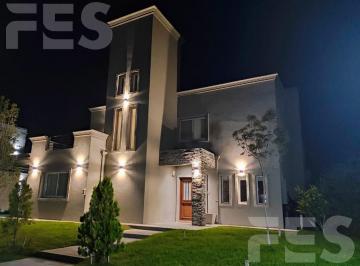 Casa · 231m² · 5 Ambientes · 1 Cochera · Venta de Casa en Barrio Cruz del Sur Cdor Canning San Vicente