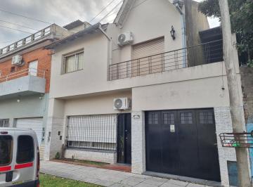 Casa · 218m² · 5 Ambientes · 1 Cochera · Excelente Casa en Venta de 5 Ambientes en Villa Adelina