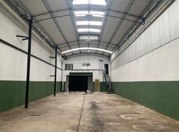 Bodega-Galpón · 330m² · Depósito Galpón en Alquiler en Isidro Casanova