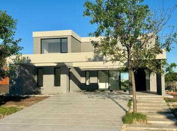 Casa · 240m² · 4 Dormitorios · 2 Cocheras · Moderna Casa en Venta en Canton Golf