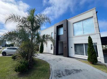 Casa · 380m² · 5 Ambientes · 2 Cocheras · Casa 5 Amb en Lagos de Canning