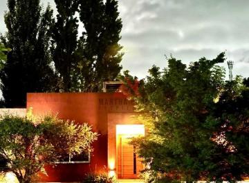 Casa · 131m² · 4 Ambientes · 2 Cocheras · Casa en Venta en La Cuesta, Pilar, G. B. a. Zona Norte