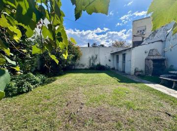 Casa · 124m² · 4 Ambientes · 1 Cochera · Venta Casa 4 Ambientes Velez Sarfield Gran Patio