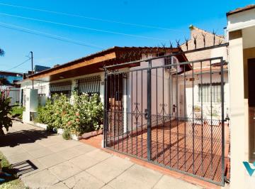 Casa · 77m² · 3 Ambientes · 1 Cochera · Casa en Castelar Norte 3 Ambientes Apto Crédito