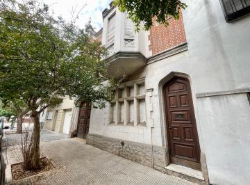 Casa de 8 ambientes, Almagro · Residencia Estilo Tudor con Características Únicas y Ubicación Preferencial.