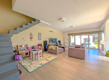 Casa · 180m² · 5 Ambientes · 2 Cocheras · Casa en Venta de 3 Dorm. en Funes