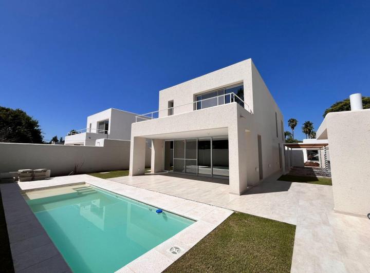 Casa · 185m² · 4 Ambientes · 2 Cocheras