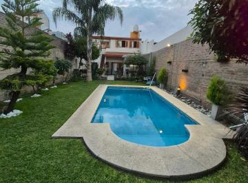 Casa de 5 ambientes, Lanús · Casa de 5 Ambientes con Parque, Piscina, Quincho en Venta - Lanús Este