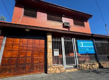 Casa · 205m² · 5 Ambientes · 2 Cocheras · Apto Credito - Venta Casa con Fondo Libre y Pileta