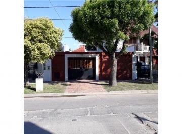 Casa · 68m² · 4 Ambientes · 2 Cocheras · Casa 4 Ambientes con Cochera y Pileta en Lanus