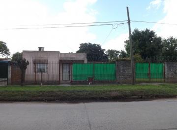 Casa · 70m² · 4 Ambientes · 1 Cochera · Venta Casa 4 Ambientes en Longchamps con Lote